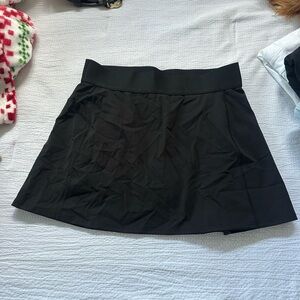 Aritzia mini skirt
never worn